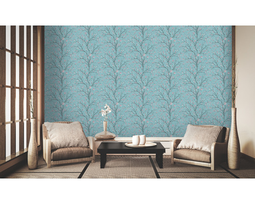 Woonkamer met behang met bloemmotief voor een vriendelijke sfeer.