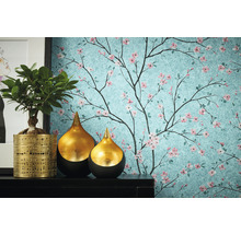 Decoratieve kamer met bloemenbehang, plant en gouden vazen