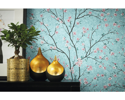 Decoratieve kamer met bloemenbehang, plant en gouden vazen