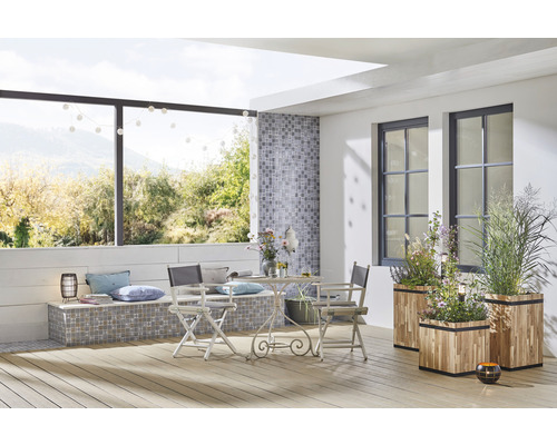 Terras met zitbank, tafel, stoelen en plantenbakken