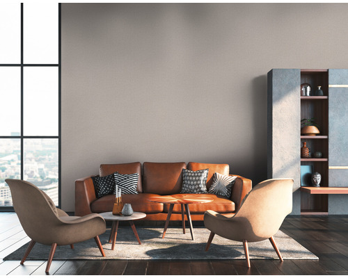 Woonkamer met leren bank, fauteuils, salontafels en kasten