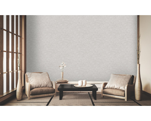 Lichte kamer met decoratie, twee stoelen en een structuurbehang