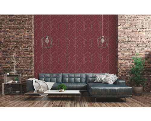 Woonkamer met rood behang en geometrisch patroon, gecombineerd met bakstenen muur