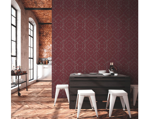 Woonkamer met patroonbehang, houten vloer en eettafel met krukken.