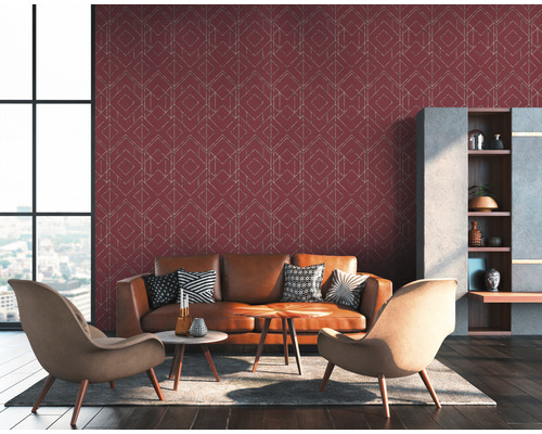 Woonkamer met bruine leren bank, fauteuils en een muur met geometrisch behang