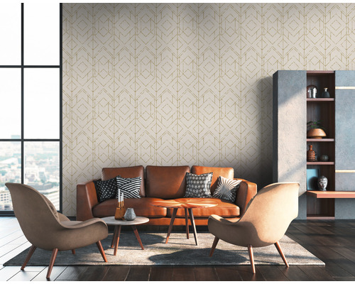 Woonkamer met bank, fauteuils, tafel en geometrisch behang