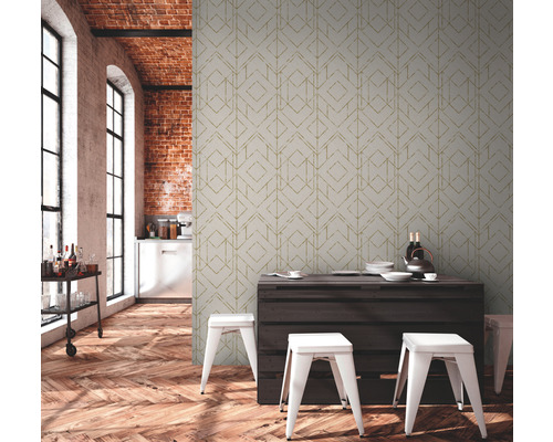 Woonkamer met patroonbehang, houten vloer, tafel en stoelen