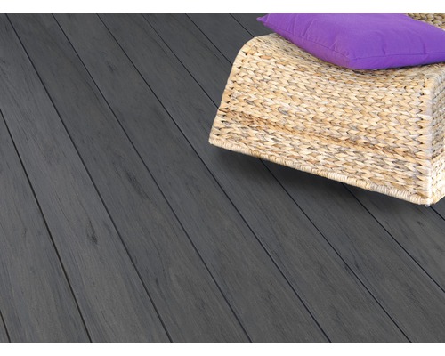 Houten terrasplanken met vlechtwerk meubels en kussen