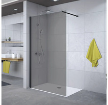 Inloopdouche met getint glaspaneel, zwarte stabilisatiestang en doucheset in een moderne badkamer met grijze tegels.
