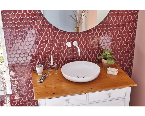 Moderne badkamer met ronde spiegel, waskom en zeshoekige wandtegels