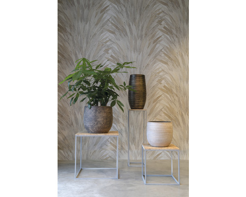 Decoratieve scène met kamerplant, hoge plantenbak en lage plantenbak op krukken voor een wand met motief