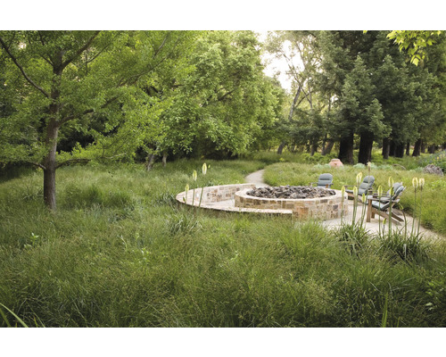 Tuinscene met vuurplaats, stenen zithoek en bomen