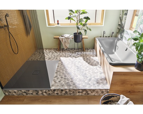 Lichte badkamer met douche, bad, zitbank en kamerplanten