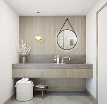 Badkamer met wastafel, spiegel en decoratie