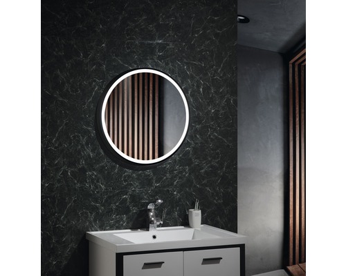 Badkamer met ronde spiegel, wastafel en kraan