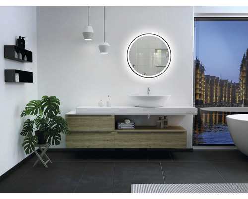 Moderne badkamer met wastafel, ronde spiegel met verlichting, planken en kamerplant