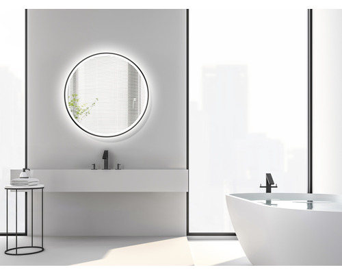 Lichte badkamer met ronde spiegel, wastafel, bad en bijzettafel