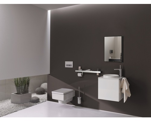 Moderne badkamer met toilet, wastafel, spiegel en minimalistisch design