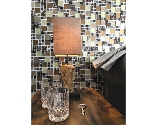 Decoratieve tafel met lamp, twee glazen en flesopener voor een mozaïekwand