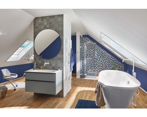 Badkamer op zolder met wastafel, spiegel, bad en douche