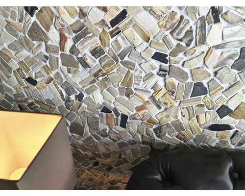 Wanddecoratie met natuursteenlook en leren bank