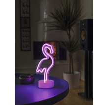 Decoratieve flamingolamp op een tafel