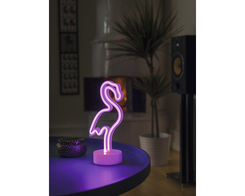 Decoratieve flamingolamp op een tafel