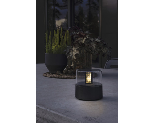 Decoratieve tafellamp van kunststof op een tafel buitenshuis.