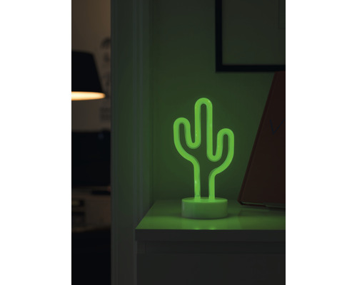 Decoratieve cactus tafellamp van neon op een nachtkastje