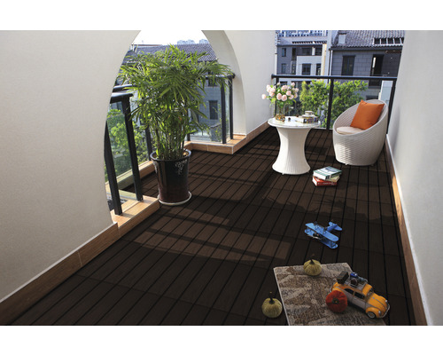 Balkon met donkere houten tegels, plant, tafel en stoel