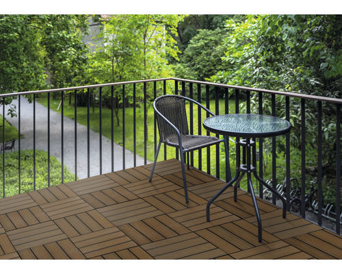 Terras met terrastegels, stoel en tafel op het balkon