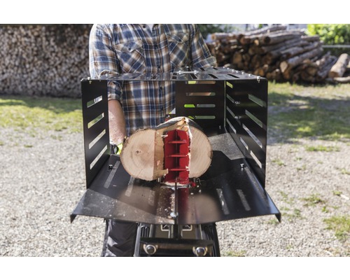 Man hakt hout met een houtklover