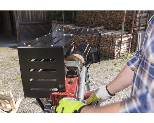 Houtklover met persoon aan het werk