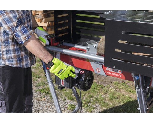 Man bedient een AL-KO houtklover model LSH 520/5.