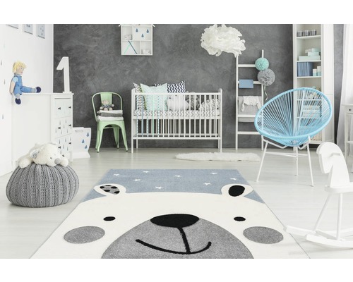 Kinderkamer met berentapijt, kinderbed en speelgoed
