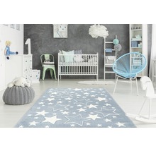 Kinderkamer met blauw tapijt met sterrenpatroon, ledikant en speelgoed