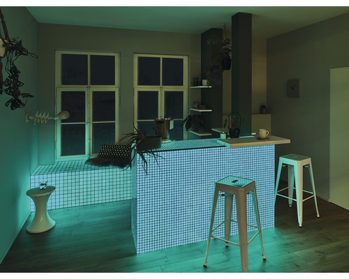 Keukenscène met tegels, barkrukken, ramen en decoraties.