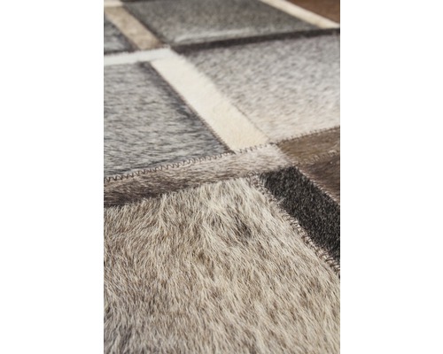 Detailopname van een vloerkleed van leren stukken