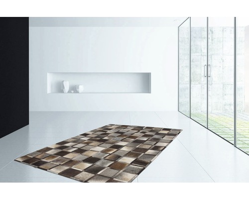 Moderne woonkamer met tapijt in schaakbordpatroon