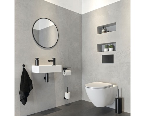 Moderne badkamer met wastafel, spiegel, toilet en planken