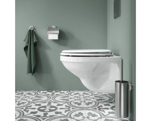 Moderne badkamer met wandcloset, handdoek, toiletpapierhouder en toiletborstel