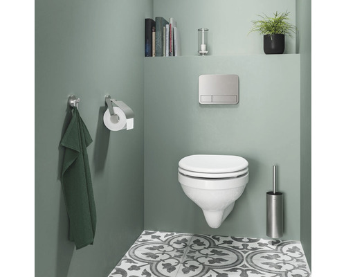 Moderne badkamer met wandcloset, bedieningspaneel en accessoires