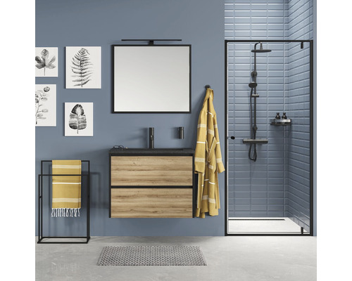 Badkamer met wastafel, spiegel, handdoekrek, douche en decoratie