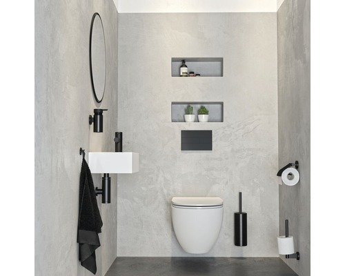 Moderne badkamer met wit hangtoilet, wastafel en zwarte accessoires.