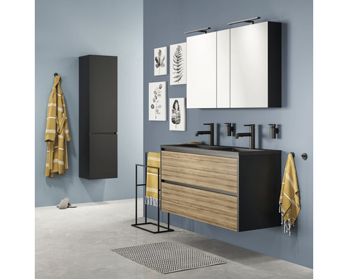 Moderne badkamer met wastafel, spiegelkast, hoge kast en accessoires