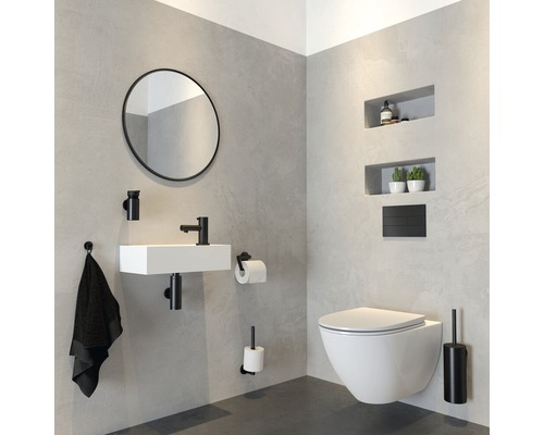 Moderne badkamer met wastafel, spiegel, toilet en accessoires in zwart en wit