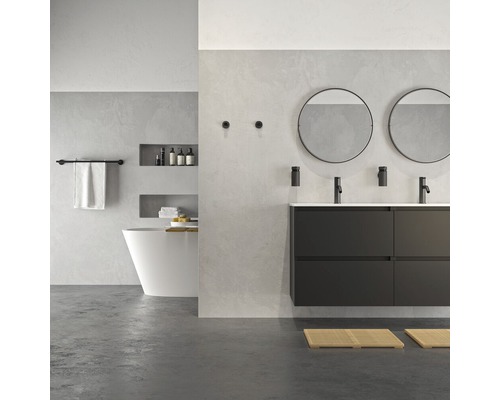 Lichte badkamer met dubbele wastafel, ronde spiegels, ligbad en handdoeken