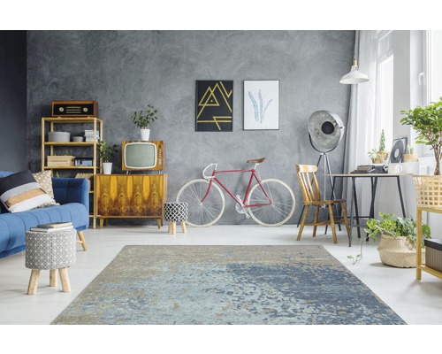 Woonkamer met vloerkleed, bank, tafel, stoelen en decoratie