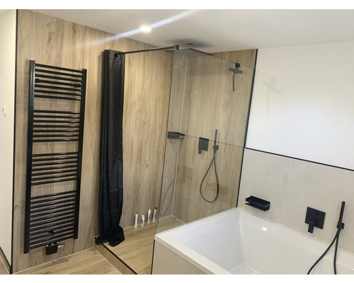 Moderne badkamer met douche, bad en handdoekradiator