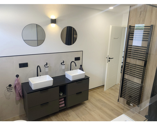 Moderne badkamer met dubbele wastafel, spiegels en handdoekradiator